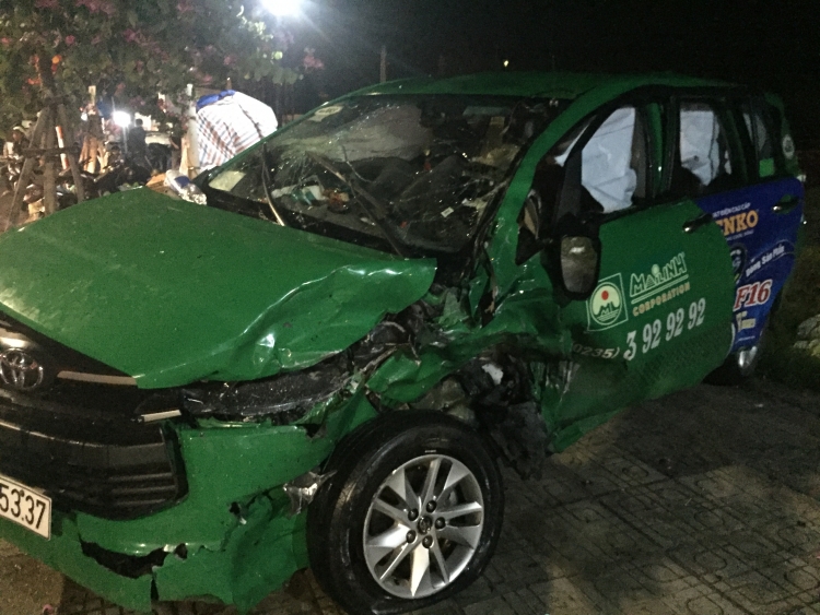 Hội An: Tai nạn giao thông đêm giao thừa hai xe ô tô biến dạng