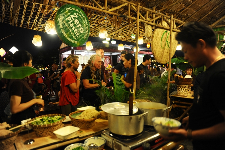 ca the gioi mon an tai cho am thuc di san hoi an trong ngay tet