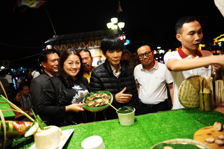 ca the gioi mon an tai cho am thuc di san hoi an trong ngay tet