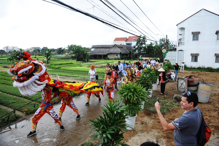 hoi an don doan khach xong dat nam moi