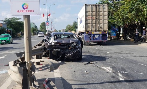 Đi đám giỗ về, xe ô tô biển Đà Nẵng bị tai nạn ở Quảng Nam