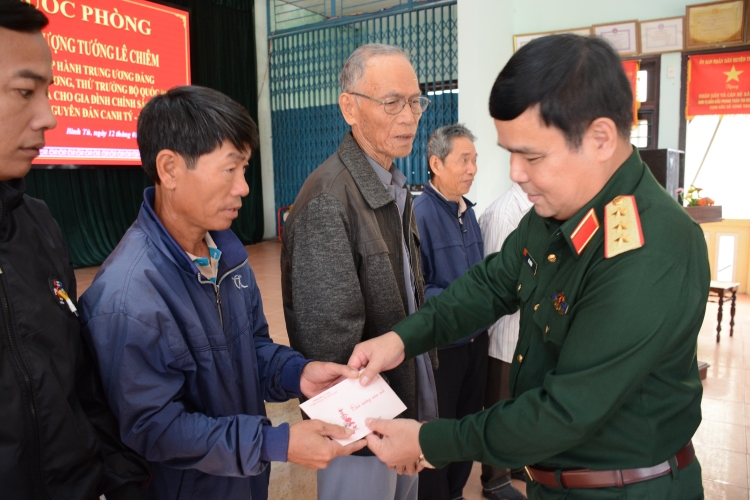 Thượng tướng Lê Chiêm chúc tết, tặng quà tại Quảng Nam