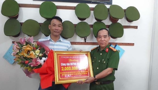 Đà Nẵng: Thưởng "nóng" cho công dân dũng cảm bắt cướp