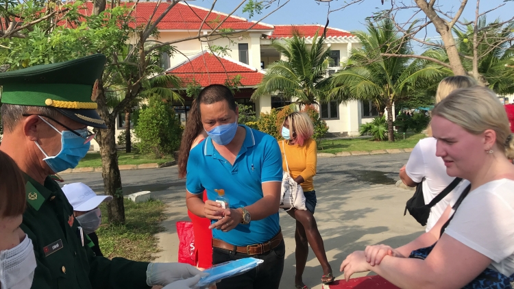 Phát khẩu trang miễn phí cho khách tham quan Cù Lao Chàm