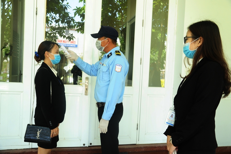 kiem tra than nhiet khi den lam viec tai thaco chu lai