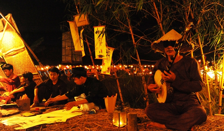 bua tiec ngan do doc dao tren canh dong lua o hoi an