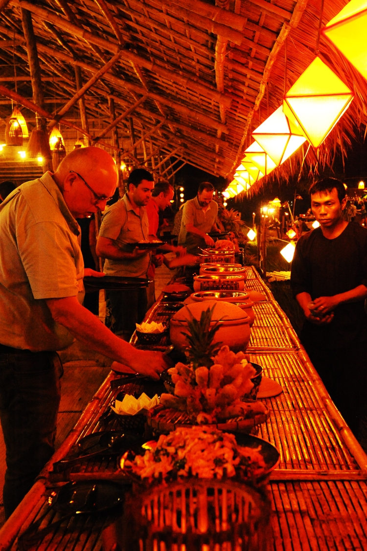 bua tiec ngan do doc dao tren canh dong lua o hoi an