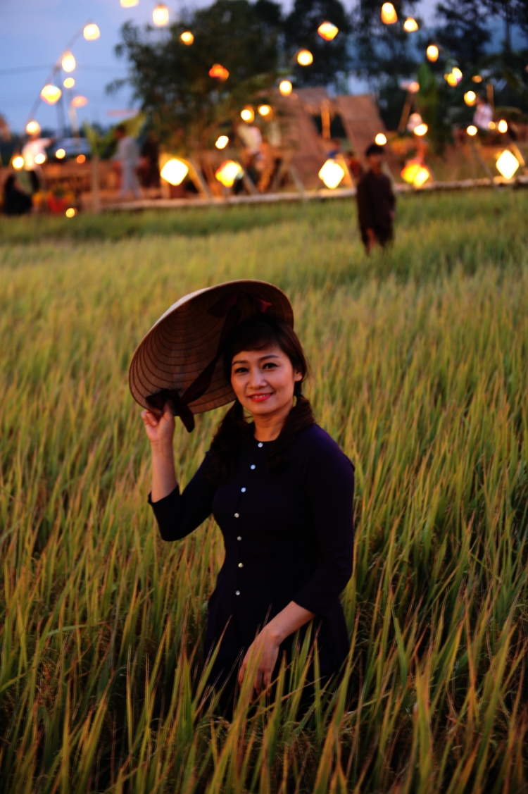 bua tiec ngan do doc dao tren canh dong lua o hoi an