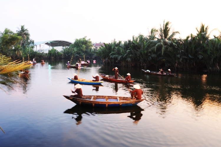 bua tiec ngan do doc dao tren canh dong lua o hoi an