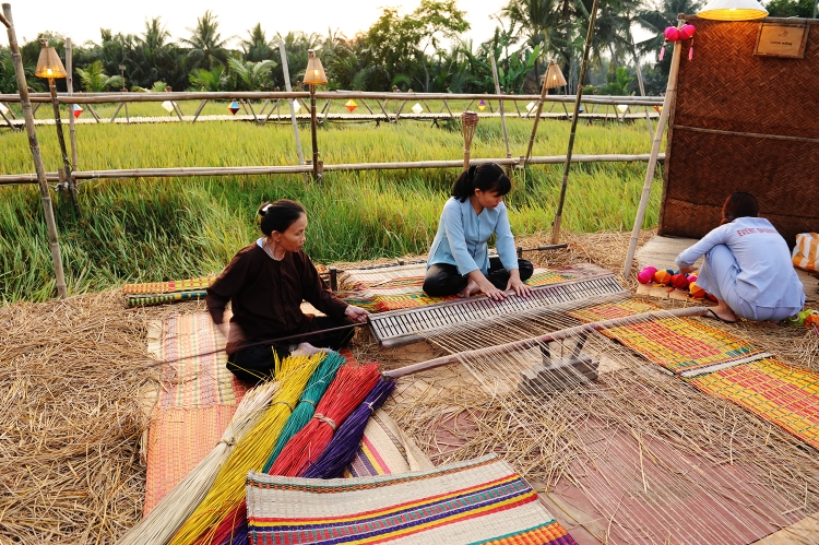 bua tiec ngan do doc dao tren canh dong lua o hoi an