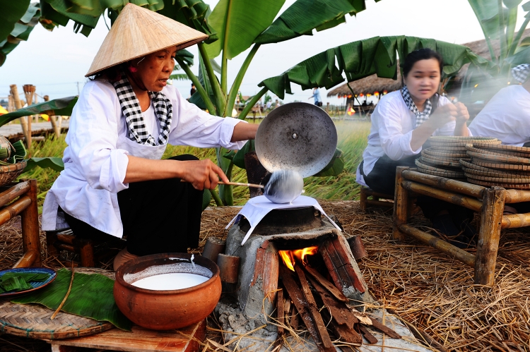 bua tiec ngan do doc dao tren canh dong lua o hoi an