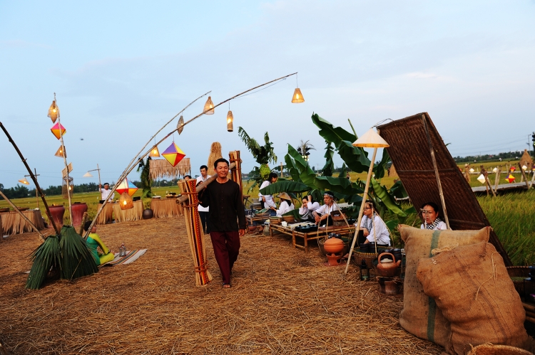 bua tiec ngan do doc dao tren canh dong lua o hoi an