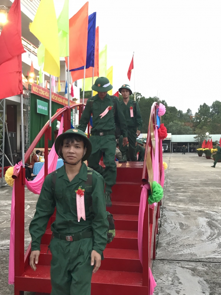 quang nam hang ngan tan binh no nuc len duong nhap ngu