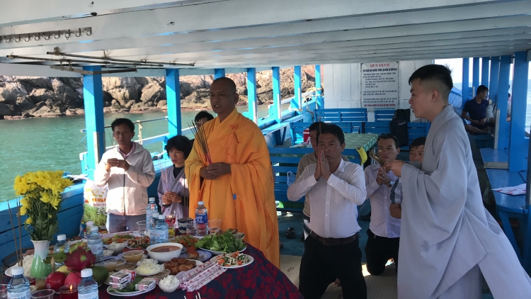 Độc đáo lễ "cúng biển" mở tour năm mới ra đảo Cù Lao Chàm