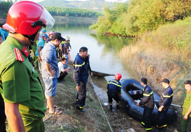 Tìm thấy thi thể 3 người mất tích trong vụ lật thuyền ở Thừa Thiên Huế
