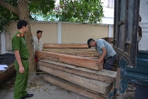 Quảng Nam: Ngụy trang xe chở phế liệu để vận chuyển gỗ lậu