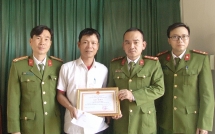 Cứu người nhảy sông, một công dân được Giám đốc Công an tỉnh khen thưởng