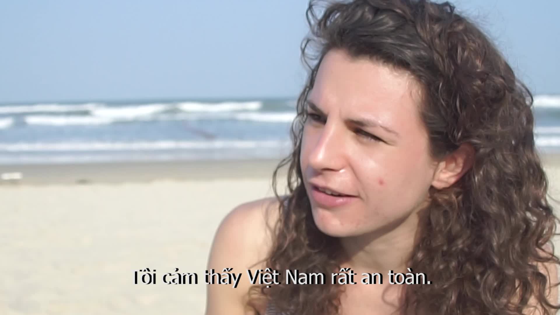 Diễn biến Dịch Covid-19 phức tạp, du khách vẫn tự tin tắm biển, dạo phố cổ