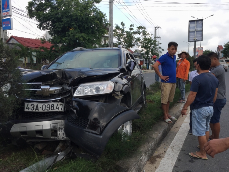 Quảng Nam: Xe ô tô con lao lên con lươn đâm gẫy trụ đèn, 2 người bị thương