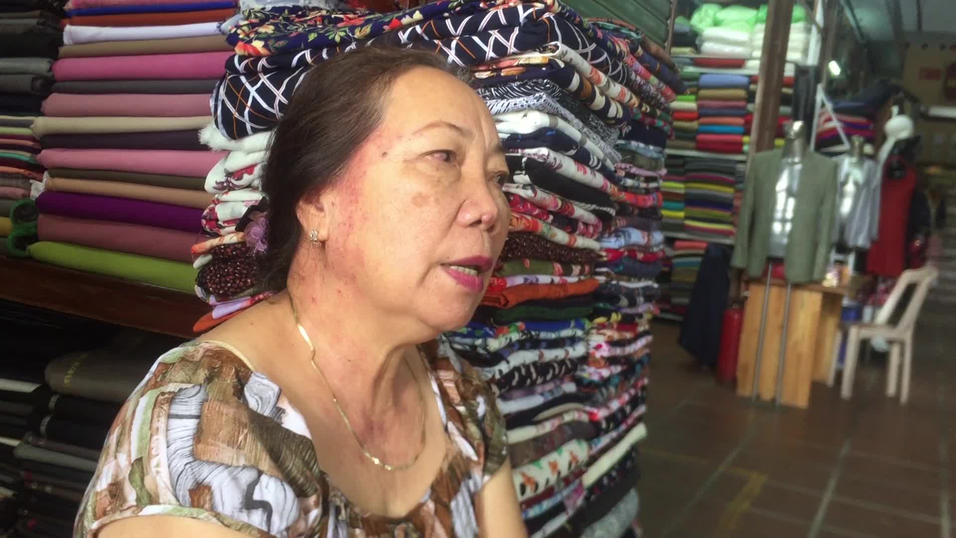 Quảng Nam: Tiểu thương chợ Hội An buôn bán ế ẩm, ngồi lể ốc