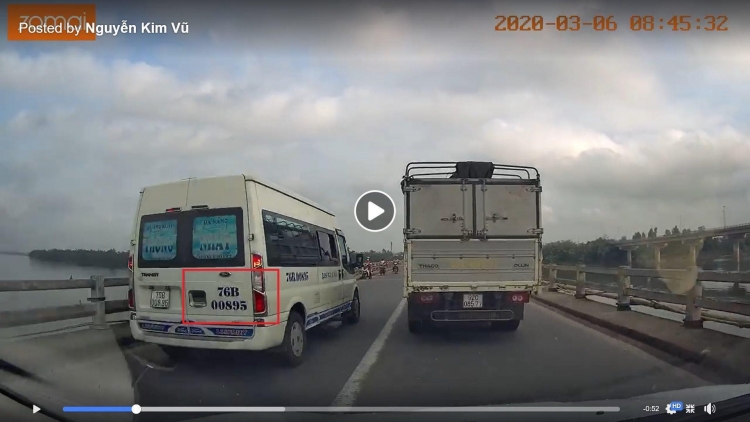 Quảng Nam: Clip: Xe ô tô khách 16 chỗ vượt xe tải cực nguy hiểm trên cầu Câu Lâu