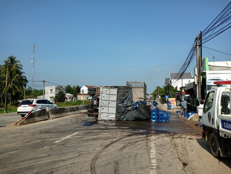 Quảng Nam: Xe tải lao lên dải phân cách và lật nhào, tài xế may mắn thoát nạn