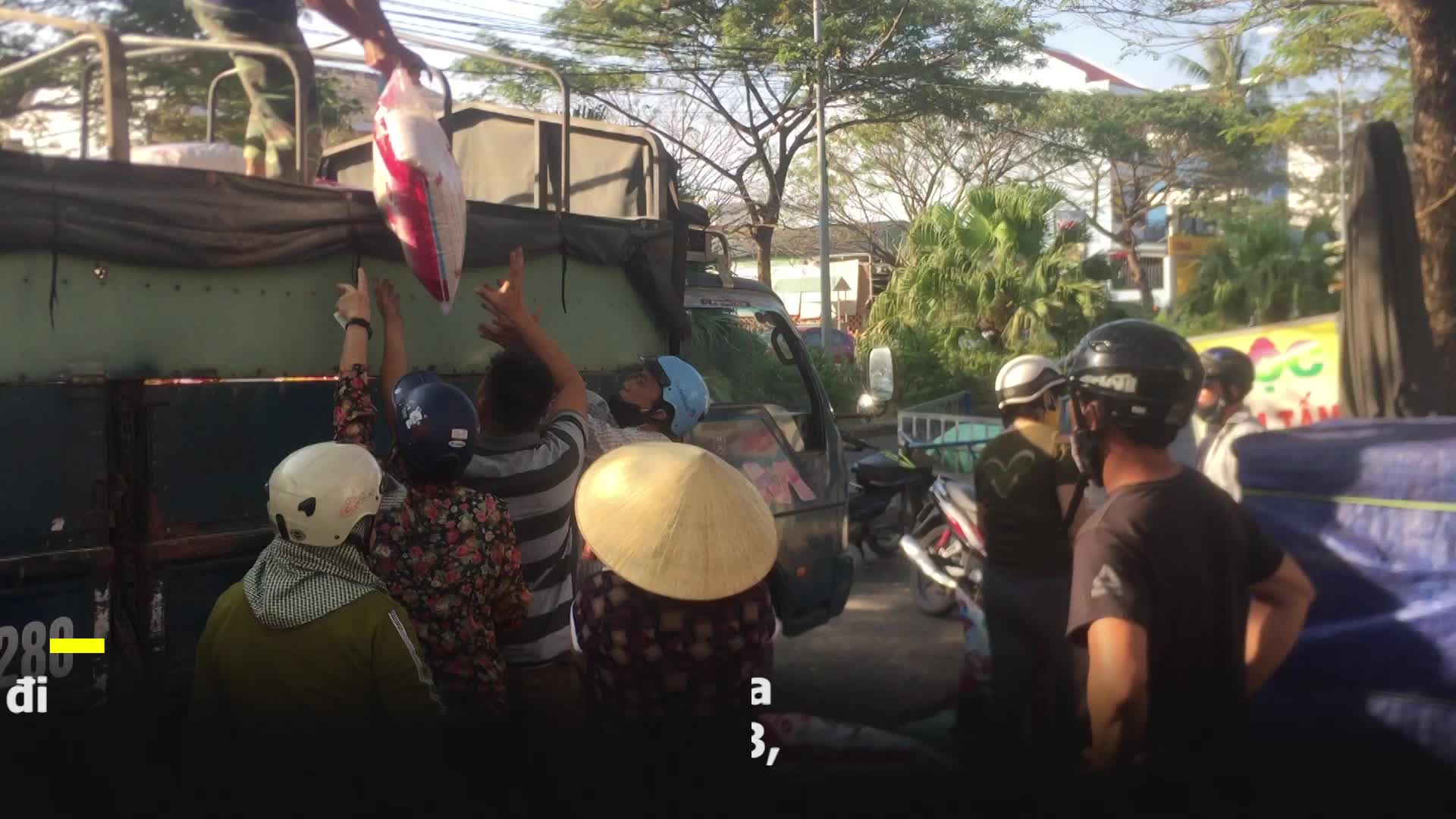 Quảng Nam: Người dân Hội An đổ xô đi mua lương thực tích trữ