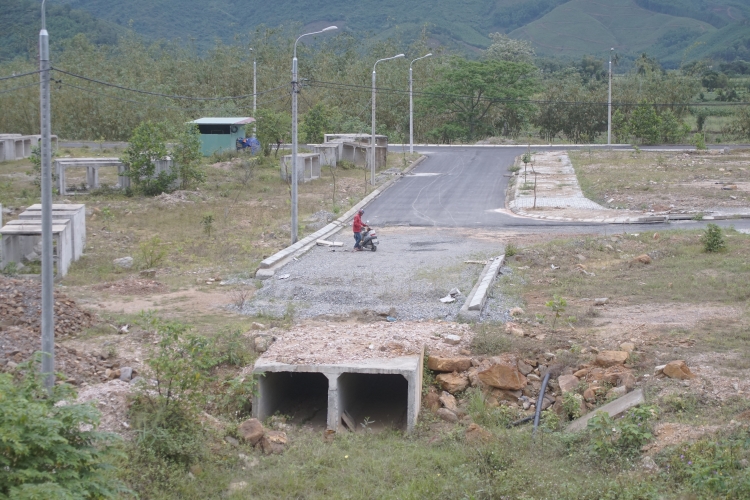 Đà Nẵng: Nền đất khu tái định cư trung tâm xã Hòa Bắc bị "dốc" nhưng vẫn hô hào dân vào làm nhà