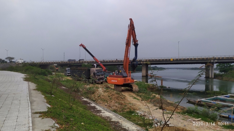 Thi công công trình ngăn mặn trên sông Cẩm Lệ, Đà Nẵng