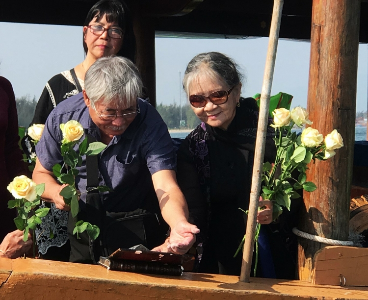 Cuộc đưa tiễn đặc biệt nơi cửa biển