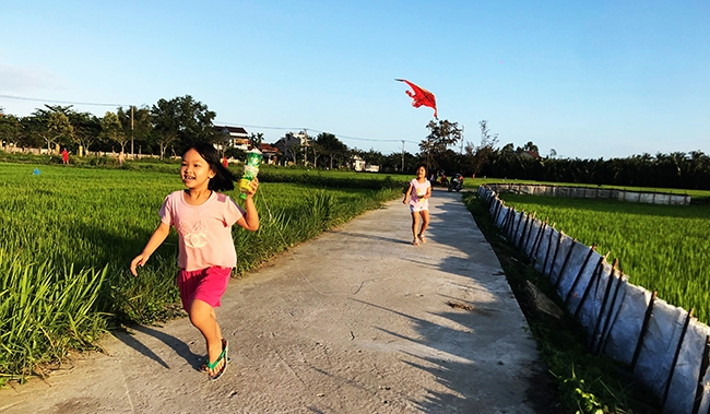 nghi hoc dai ngay dam tre chon canh dong lua tha dieu