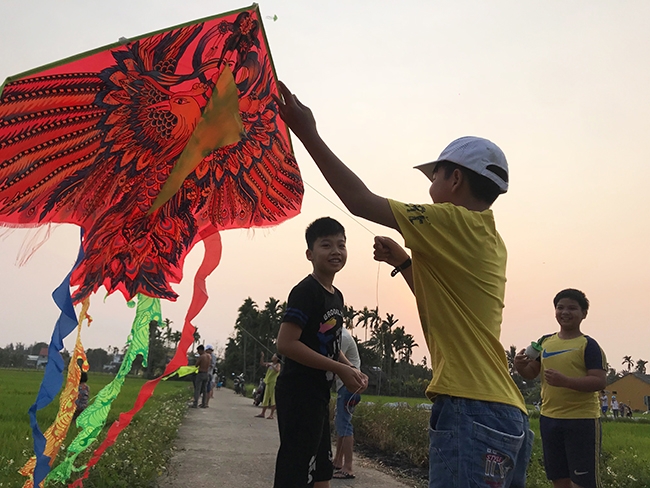 Nghỉ học dài ngày, đám trẻ chọn cánh đồng lúa thả diều