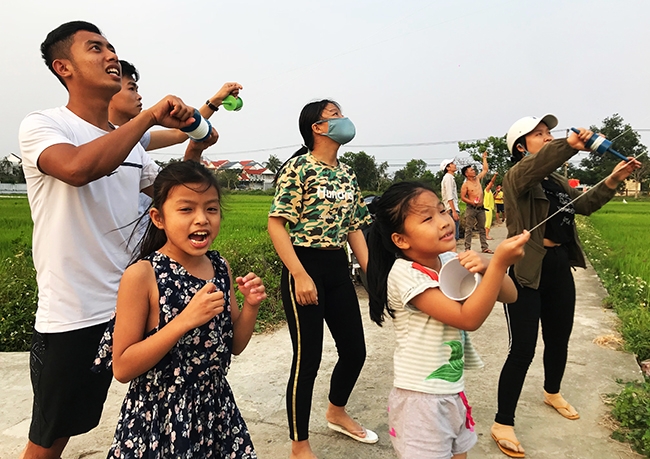 nghi hoc dai ngay dam tre chon canh dong lua tha dieu