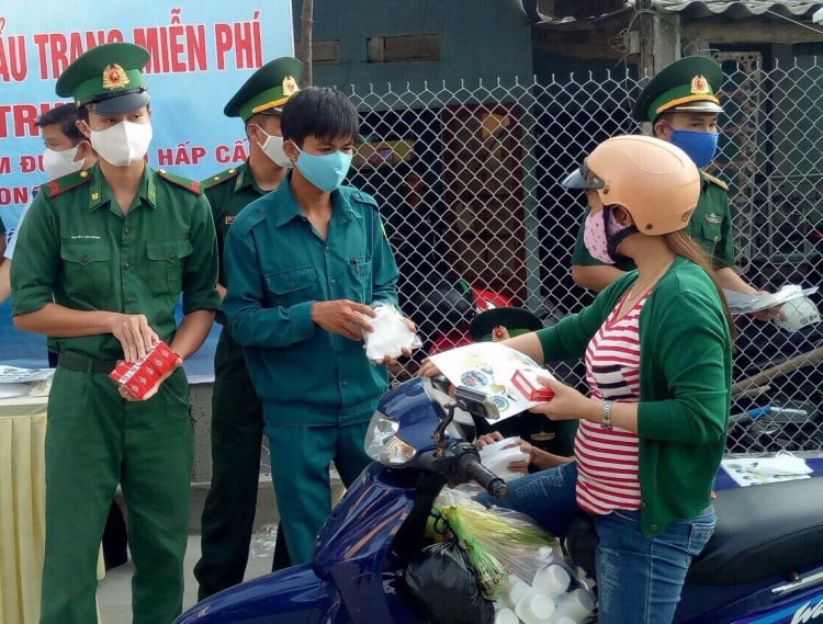 quang ngai bien phong cua khau dung quat phat hang ngan khau trang mien phi cho nguoi dan