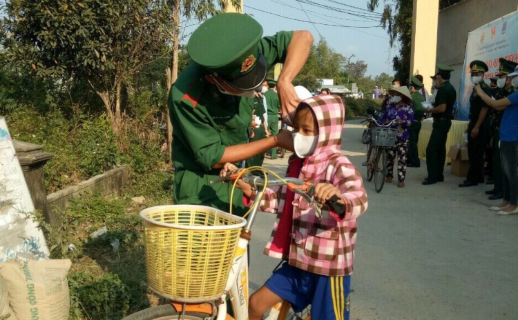 Quảng Ngãi: Biên phòng cửa khẩu Dung Quất phát hàng ngàn khẩu trang miễn phí cho người dân