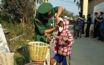 quang ngai bien phong cua khau dung quat phat hang ngan khau trang mien phi cho nguoi dan