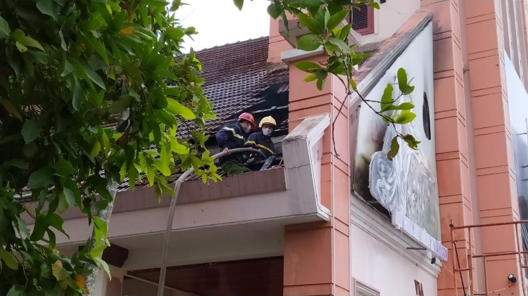 mot nha tho o da nang boc chay hang tram nguoi dan lao vao dap lua