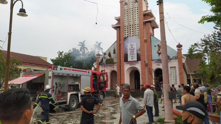 mot nha tho o da nang boc chay hang tram nguoi dan lao vao dap lua