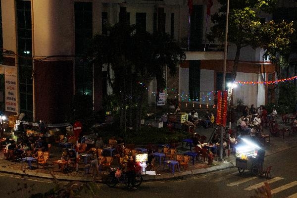 da nang dien bien dich phuc tap nhieu nguoi van tu tap hang quan vao ban dem