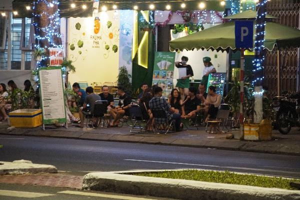 da nang dien bien dich phuc tap nhieu nguoi van tu tap hang quan vao ban dem