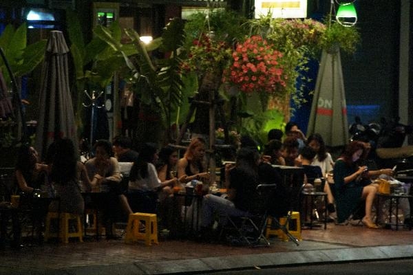 Đà Nẵng: Diễn biến dịch phức tạp, nhiều người vẫn tụ tập hàng quán vào ban đêm
