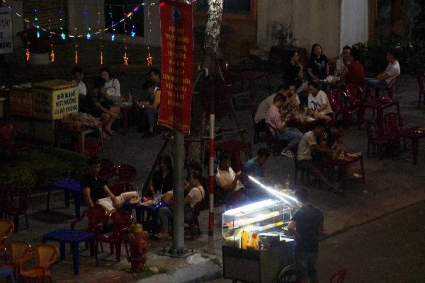 da nang dien bien dich phuc tap nhieu nguoi van tu tap hang quan vao ban dem