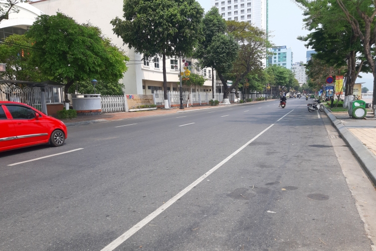 Phố phường Đà Nẵng vắng hoe trong ngày đầu tiên thực hiện “ lệnh giới nghiêm”