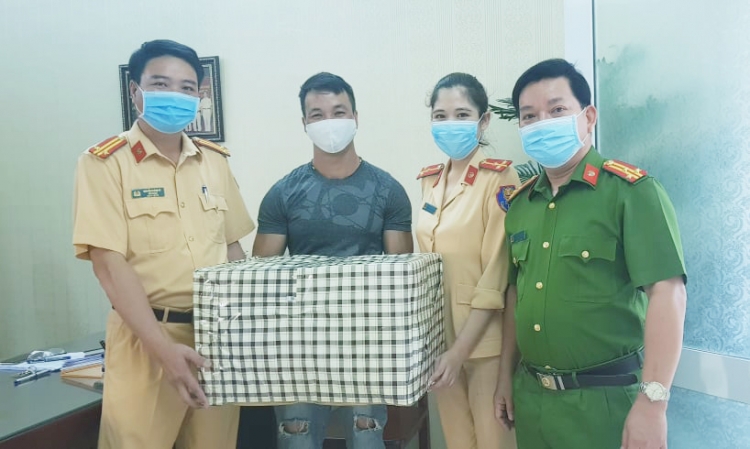 Một người dân tặng hàng nghìn khẩu trang cho CSGT chống dịch Covid - 19