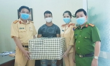 Một người dân tặng hàng nghìn khẩu trang cho CSGT chống dịch Covid - 19