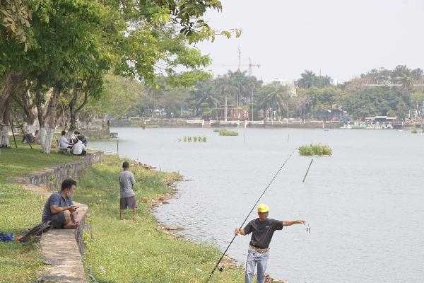 da nang nhieu truong hop van khong deo khau trang o noi cong cong