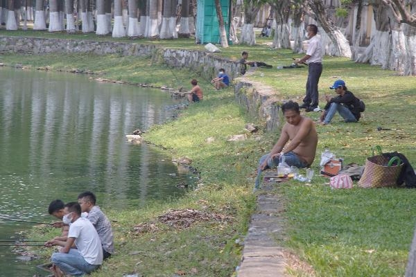 da nang nhieu truong hop van khong deo khau trang o noi cong cong