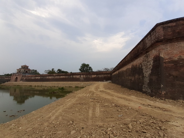 Dư luận trái chiều khi trùng tu bờ kè Hộ Thành Hào kinh thành Huế