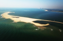 Cát bồi lấp đảo “khủng long” ở biển Cửa Đại từ đâu tới?