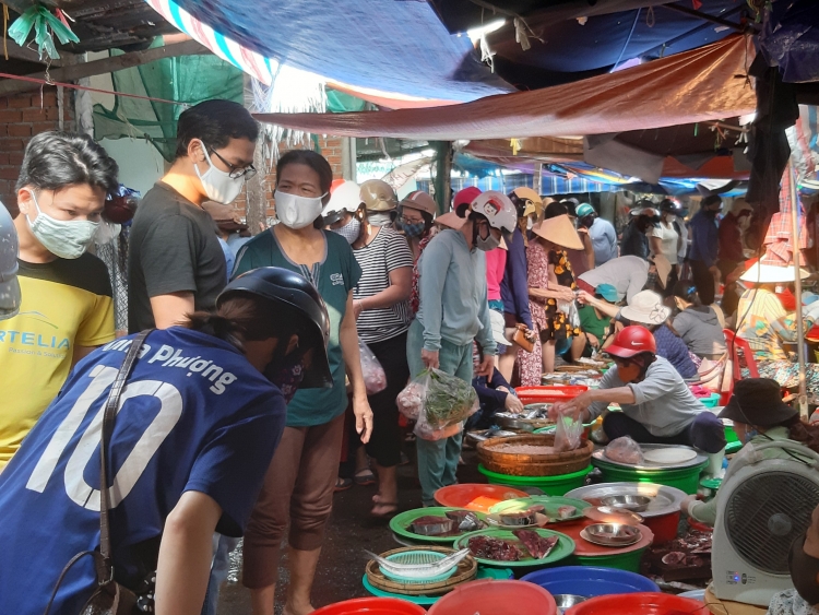 Đà Nẵng: Sáng đầu tiên “cách ly xã hội” có hiện tượng người dân mua hàng tích trữ